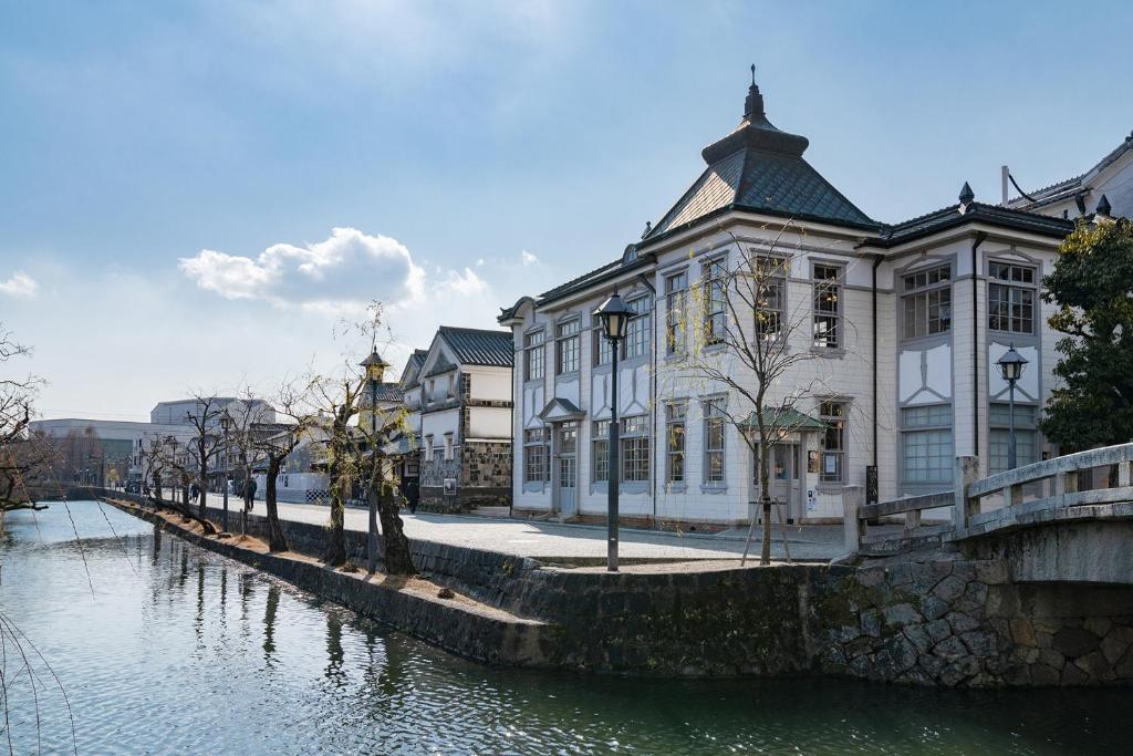 Výhled na řeku, která protéká v blízkosti hotelu