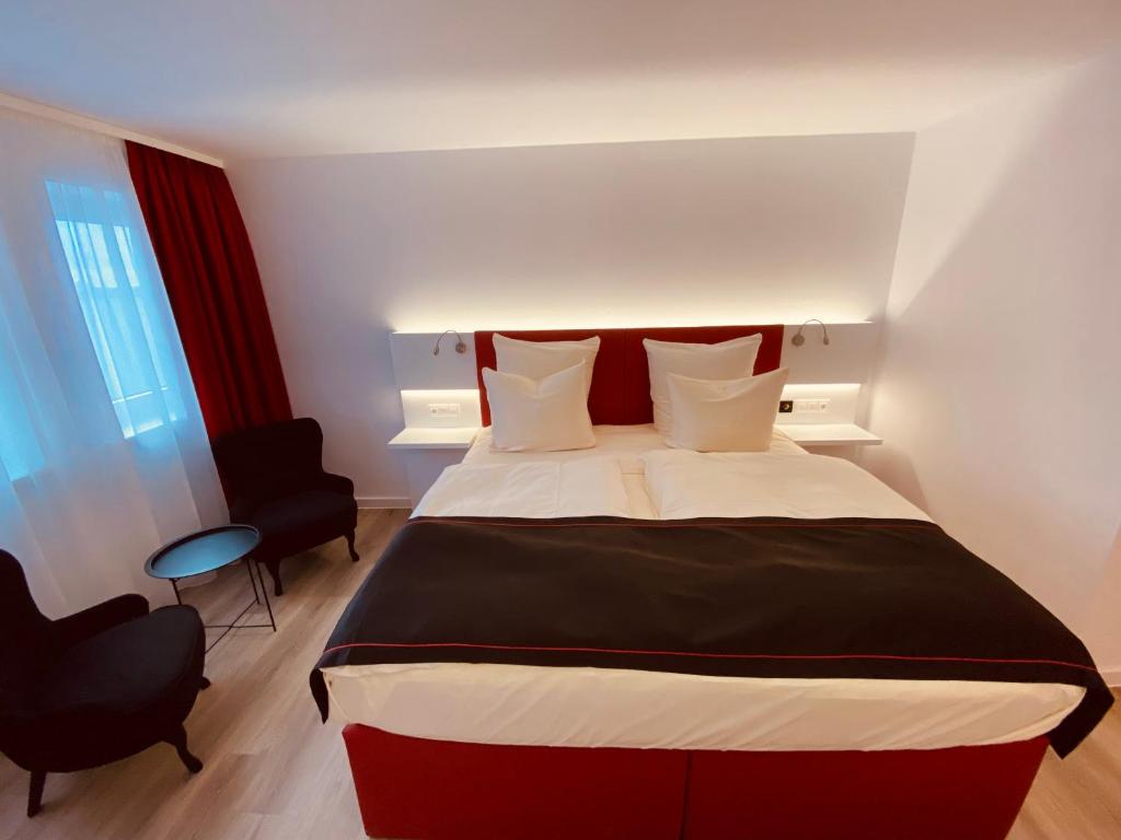 Postel nebo postele na pokoji v ubytování DORMERO Hotel Hof