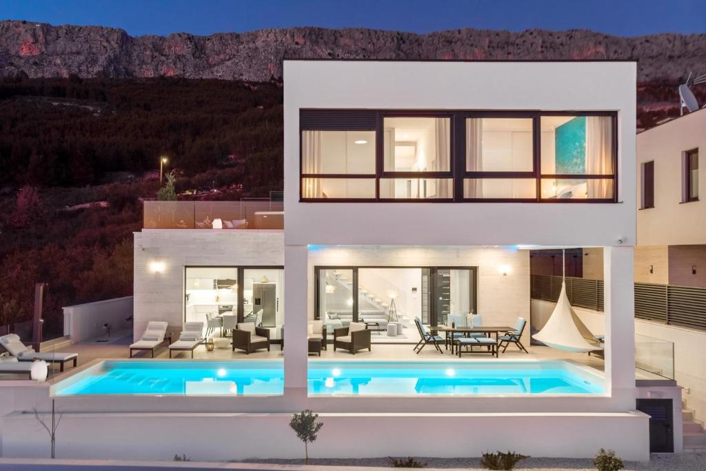 Bazén v ubytovaní NEW! Villa Lemon with heated infinity Pool, a Hot tub, a Cinema room, sea views, 6 pax alebo v jeho blízkosti