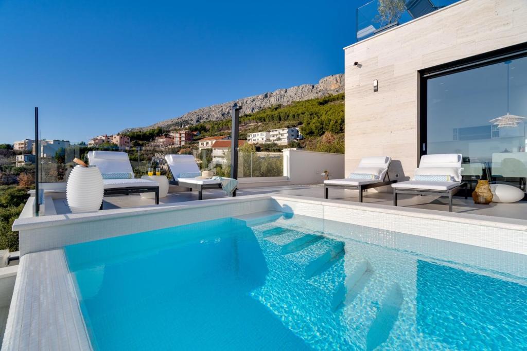 Bazén v ubytovaní NEW! Villa Lemon with heated infinity Pool, a Hot tub, a Cinema room, sea views, 6 pax alebo v jeho blízkosti