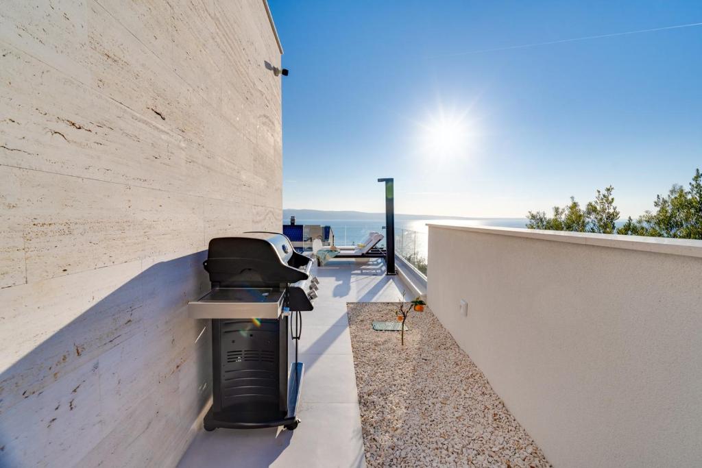 Balkón alebo terasa v ubytovaní NEW! Villa Lemon with heated infinity Pool, a Hot tub, a Cinema room, sea views, 6 pax