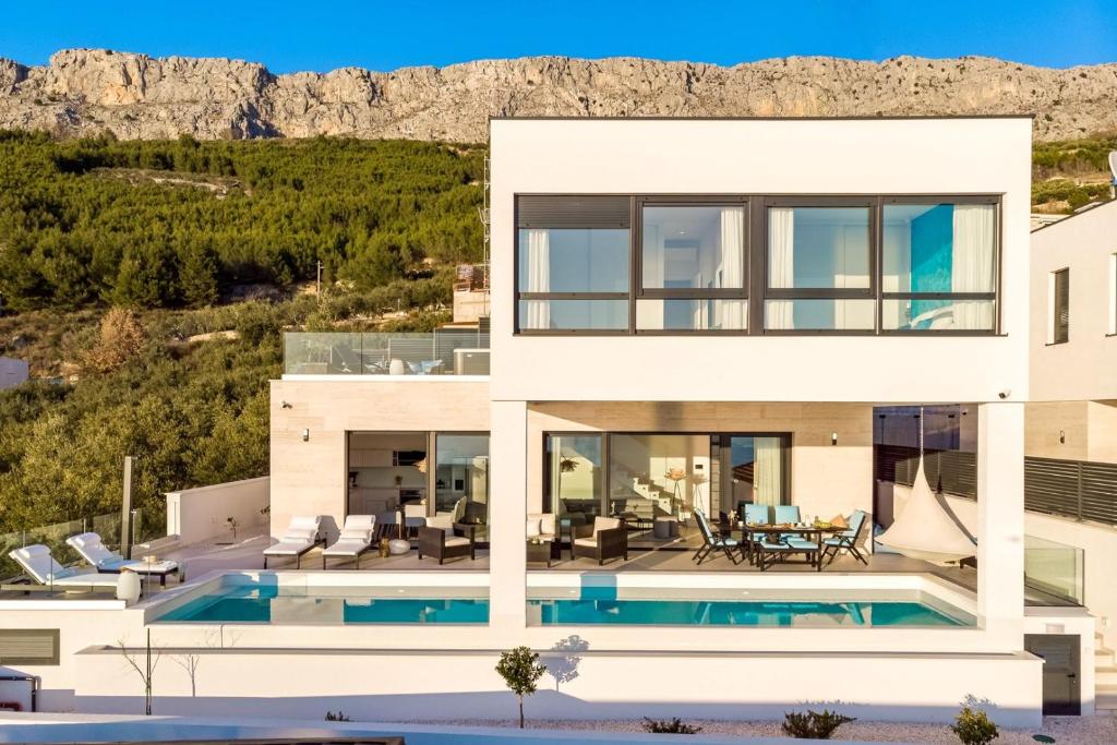 Bazén v ubytovaní NEW! Villa Lemon with heated infinity Pool, a Hot tub, a Cinema room, sea views, 6 pax alebo v jeho blízkosti