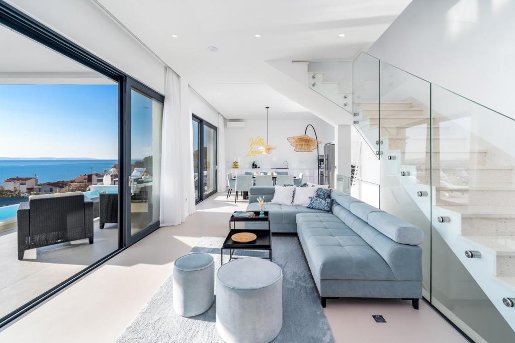 Posedenie v ubytovaní NEW! Villa Lemon with heated infinity Pool, a Hot tub, a Cinema room, sea views, 6 pax