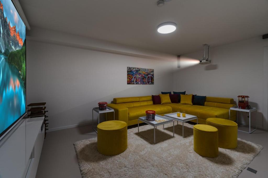 Posedenie v ubytovaní NEW! Villa Lemon with heated infinity Pool, a Hot tub, a Cinema room, sea views, 6 pax