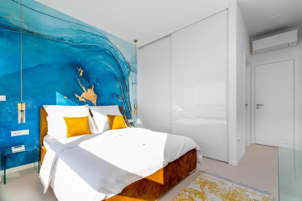 Posteľ alebo postele v izbe v ubytovaní NEW! Villa Lemon with heated infinity Pool, a Hot tub, a Cinema room, sea views, 6 pax