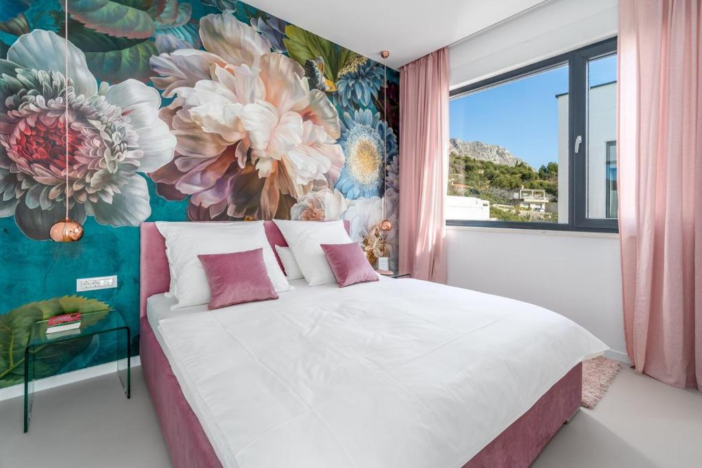 Posteľ alebo postele v izbe v ubytovaní NEW! Villa Lemon with heated infinity Pool, a Hot tub, a Cinema room, sea views, 6 pax