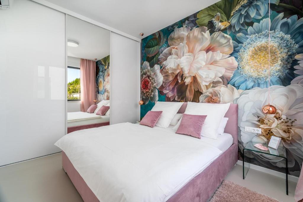 Posteľ alebo postele v izbe v ubytovaní NEW! Villa Lemon with heated infinity Pool, a Hot tub, a Cinema room, sea views, 6 pax