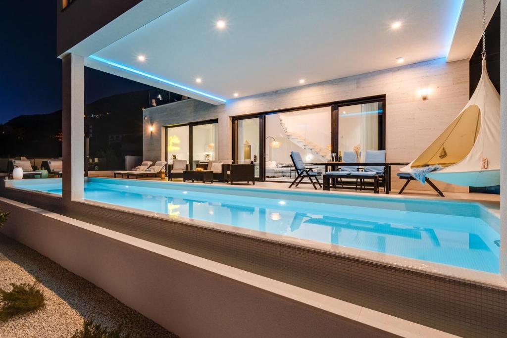 Bazén v ubytovaní NEW! Villa Lemon with heated infinity Pool, a Hot tub, a Cinema room, sea views, 6 pax alebo v jeho blízkosti