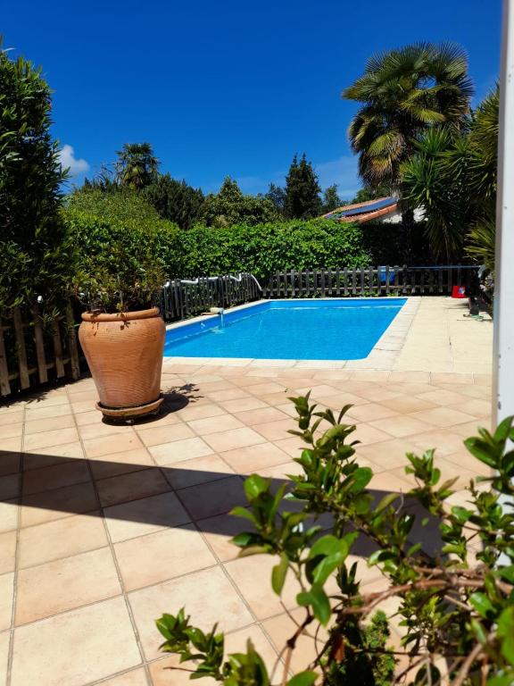 Charmant studio avec piscine . - Estudio