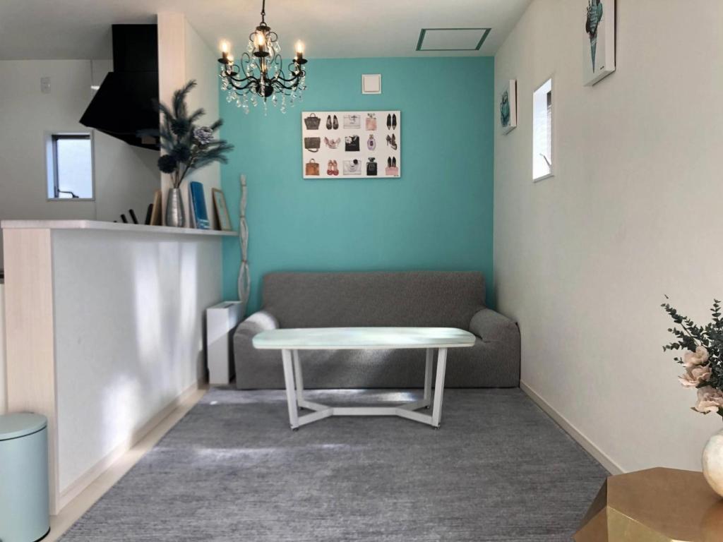 ein Wohnzimmer mit einem Tisch und einem Sofa in der Unterkunft Kumamoto - House / Vacation STAY 75194 in Kumamoto