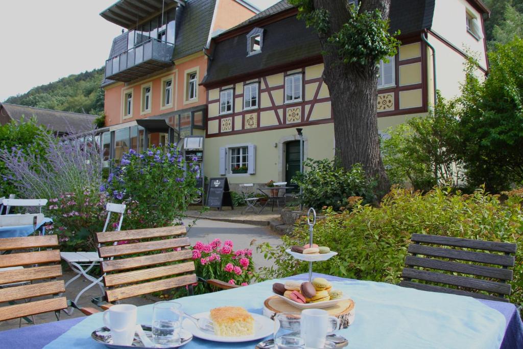 une table avec des assiettes de nourriture au-dessus d'une maison dans l'établissement Landgasthaus Ziegelscheune, à Krippen