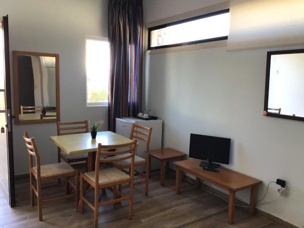 Florea Hotel Apartments - Studio