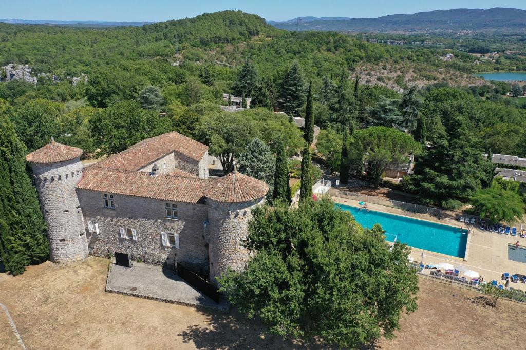 uma vista aérea de um castelo com uma piscina em Residence Vacances Bleues Lou Castel em Casteljau