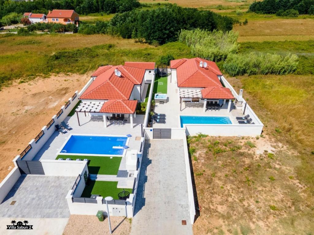 uma vista aérea de uma casa com piscina em Villas Sabun - modern house with heated pool em Privlaka
