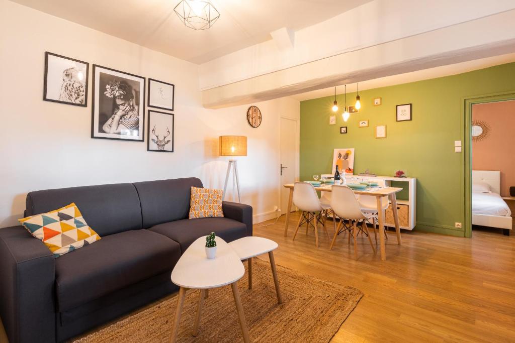 sala de estar con sofá y mesa en DIFY Grillet - Cordeliers, en Lyon