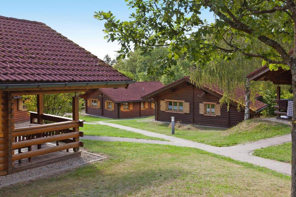 a group of wooden cabins in a park at Blockhäuser in Stamsried in Stamsried