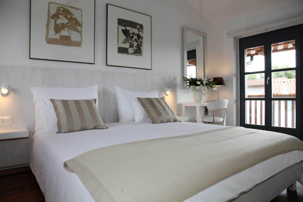 Postel nebo postele na pokoji v ubytování Boutique Hotel Dvor