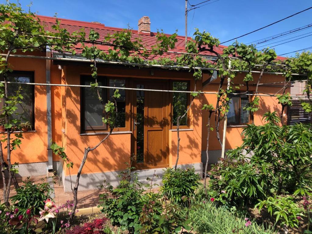 una casa naranja con techo rojo en Casuta Lavi Constanta, en Constanţa