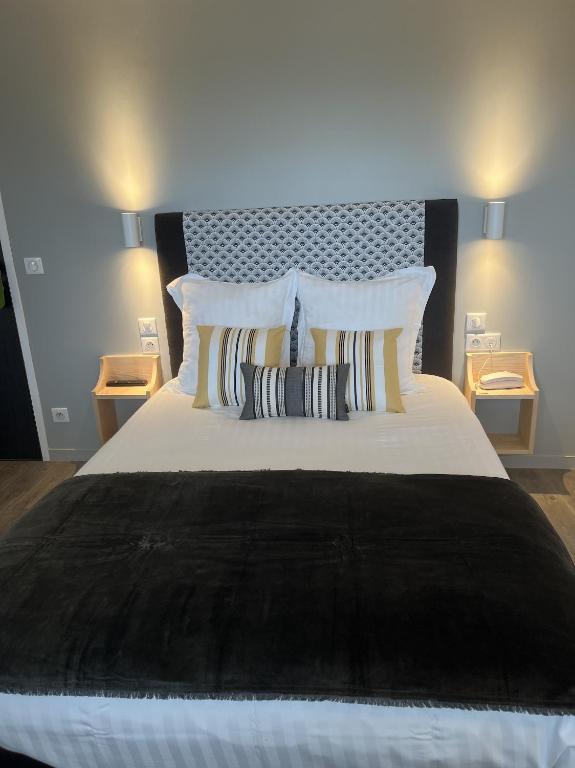 Postel nebo postele na pokoji v ubytování Hôtel Chilhar