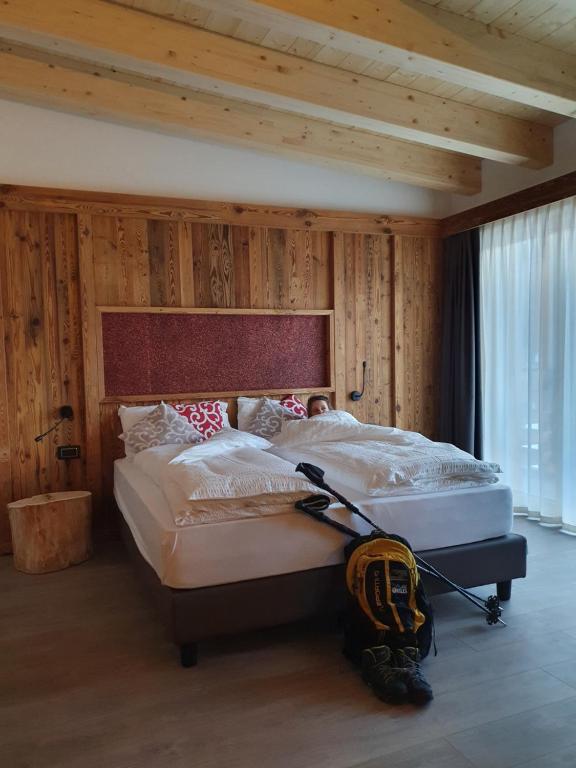 Postel nebo postele na pokoji v ubytování Hotel Ortles Dolomiti Walking & Spa