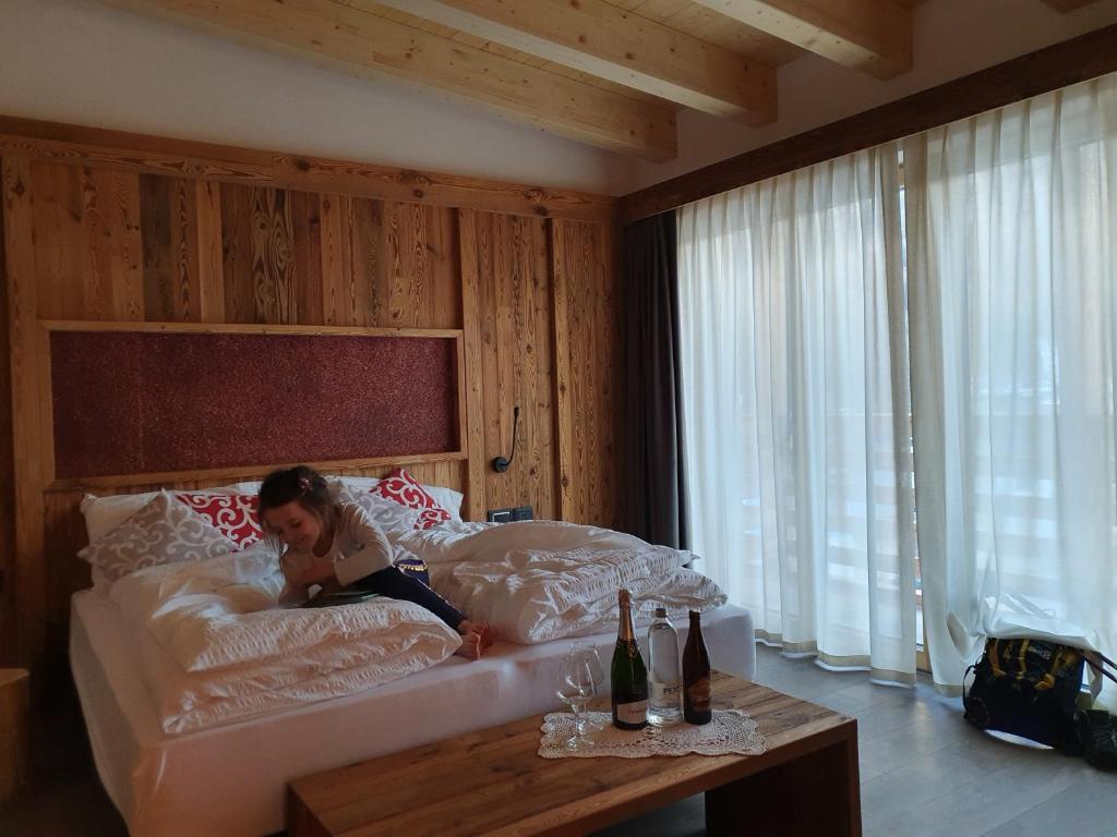 Postel nebo postele na pokoji v ubytování Hotel Ortles Dolomiti Walking & Spa