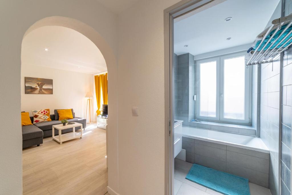❂ LES ROCHES ❂ CHIC ❂ CENTRE ❂ 6 PERS. ❂ RDC ❂ RBNB ❂ - Two-Bedroom Apartment