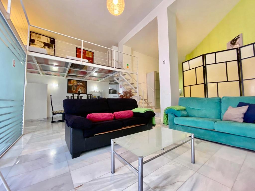 een woonkamer met een bank en een glazen tafel bij Charming Madrid Río II in Madrid