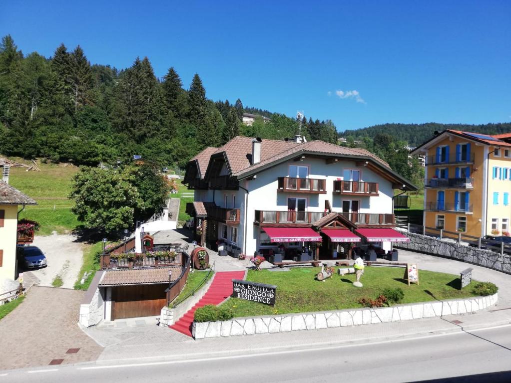 una vista aérea de una casa con parque infantil en Giongo Residence - Appartamenti, en Lavarone