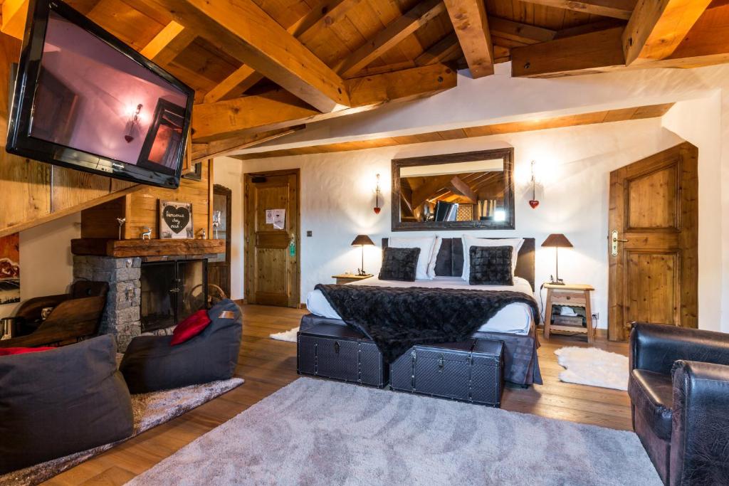 a bedroom with a bed and a tv in a room at Les Monts Charvin in Courchevel