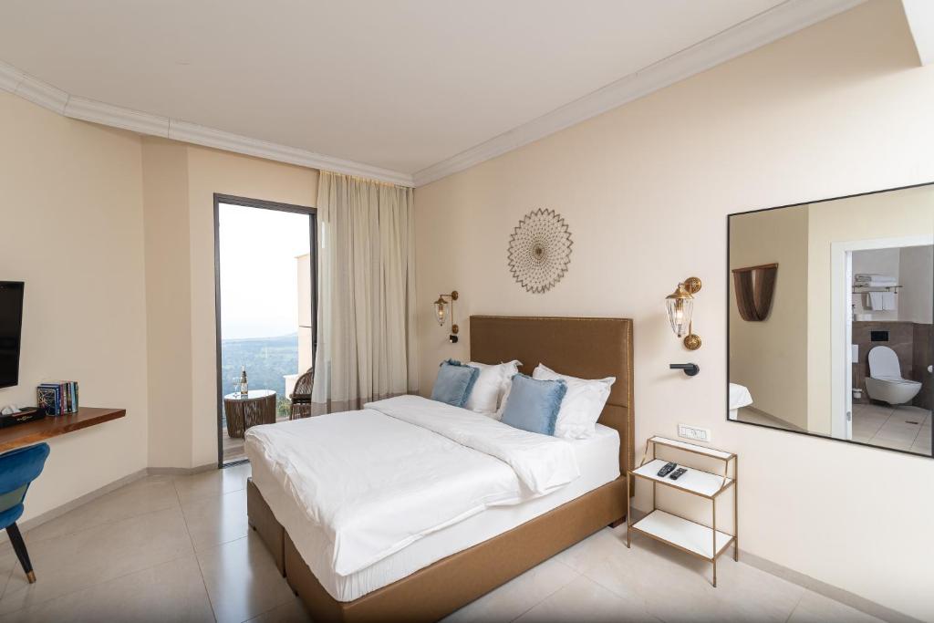 TV a/nebo společenská místnost v ubytování Amirey Hagalil Boutique Hotel