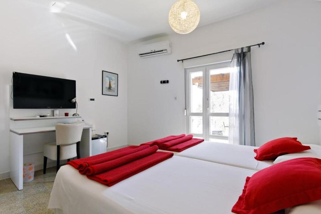 Room in Guest room - Comfy Apartments next to the beach