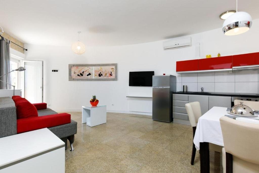Televízia a/alebo spoločenská miestnosť v ubytovaní Cozy apartment for 3 adults next to the beach