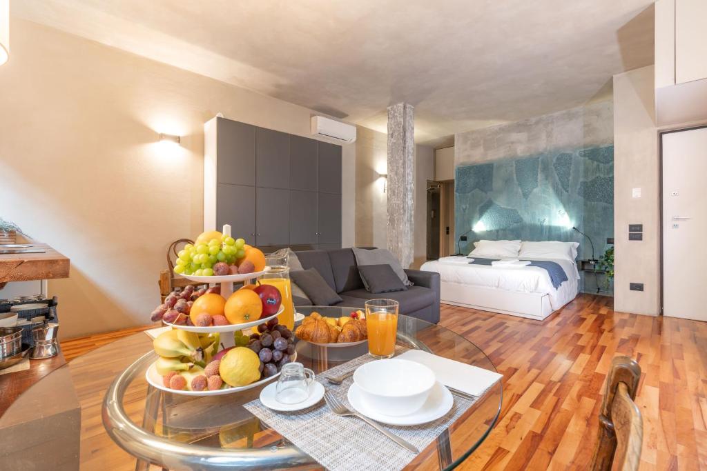 una sala de estar con una mesa con fruta. en Il Garbo Apartments and Suite, en Verona