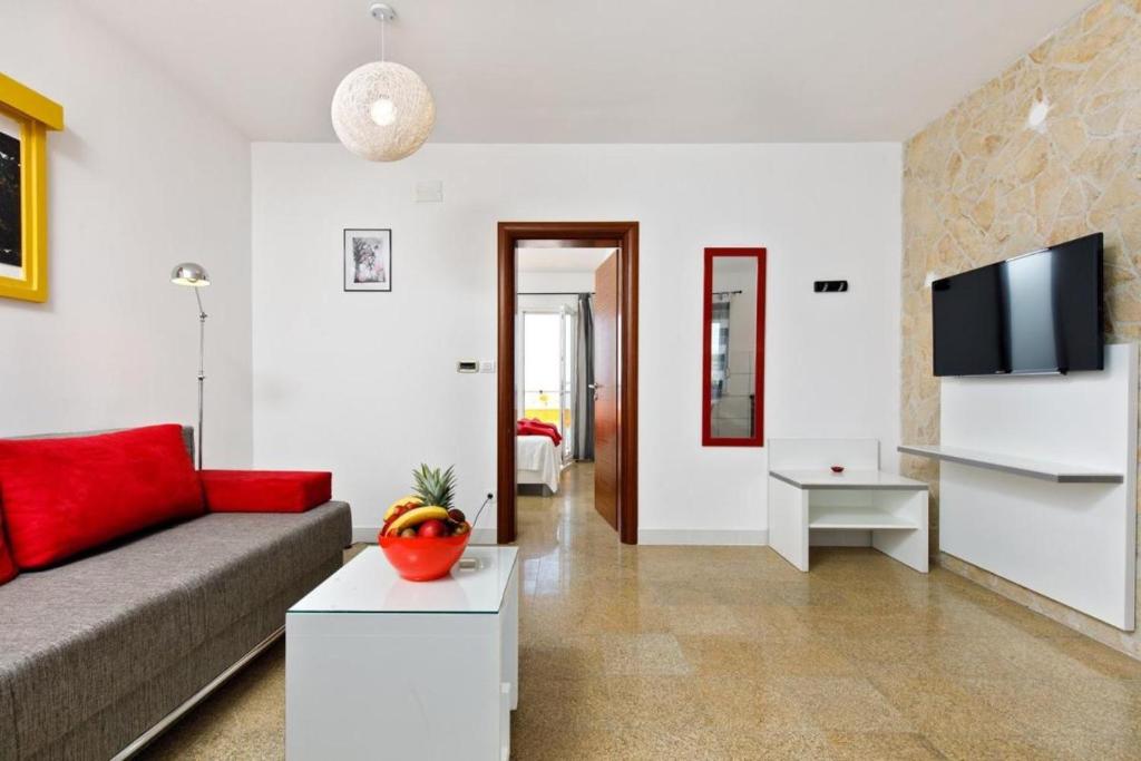 Televízia a/alebo spoločenská miestnosť v ubytovaní Nice apartment with a sea view