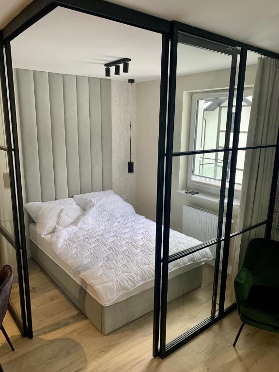 Posteľ alebo postele v izbe v ubytovaní APARTAMENTY PIANO POLNA 28