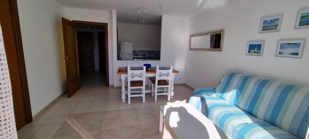 Televízia a/alebo spoločenská miestnosť v ubytovaní Sa Shei Apartment Tossa de Mar