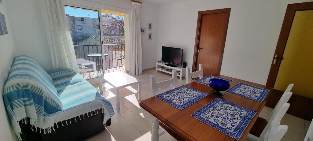 Televízia a/alebo spoločenská miestnosť v ubytovaní Sa Shei Apartment Tossa de Mar