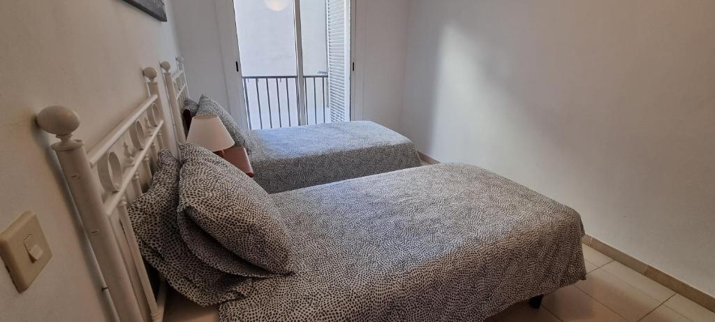 Posteľ alebo postele v izbe v ubytovaní Sa Shei Apartment Tossa de Mar