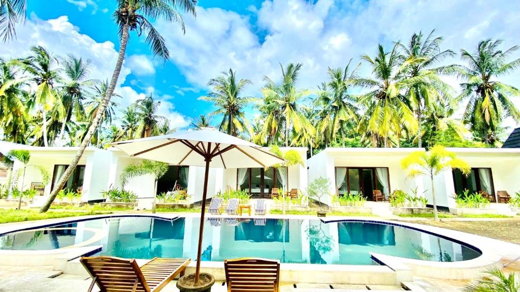 Cette villa dispose d'une piscine avec des chaises et un parasol. dans l'établissement The Kebon Lombok, à Kuta Lombok