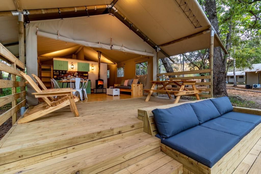 une grande terrasse avec un canapé et une table dans l'établissement AfriCamps at Mackers, à Hazyview