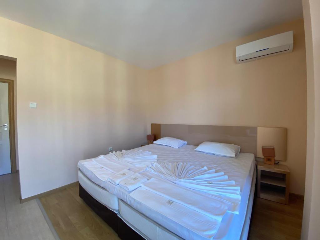 Postel nebo postele na pokoji v ubytování MESSEMBRIA B504 Studio Sunny Beach