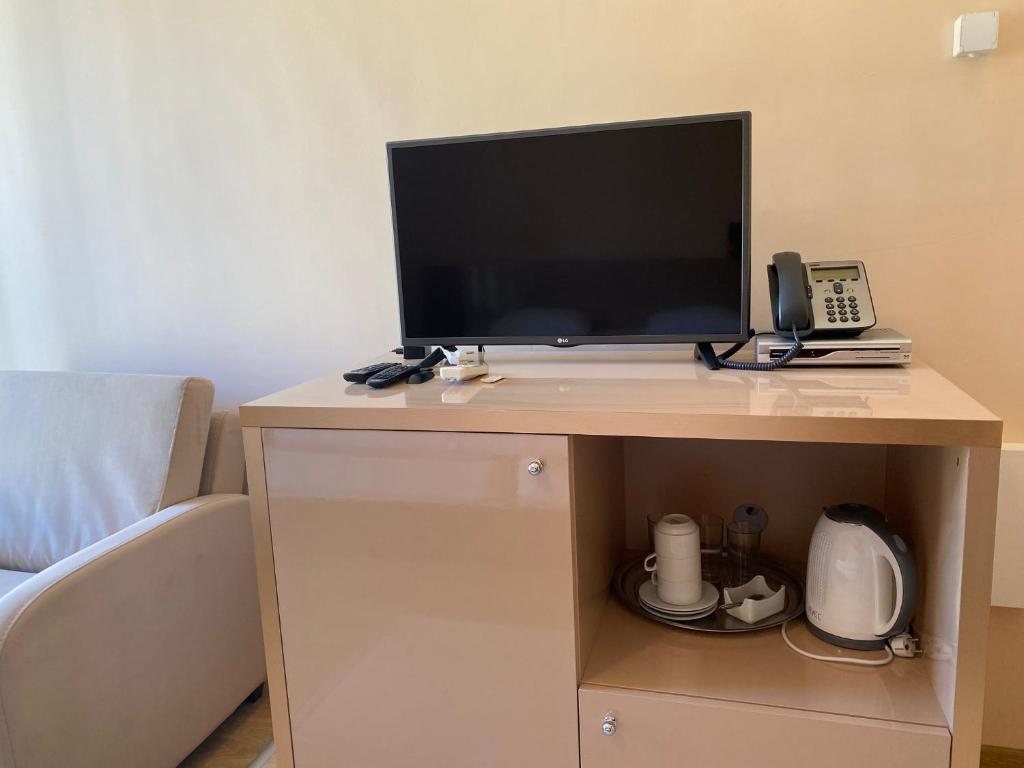 TV a/nebo společenská místnost v ubytování MESSEMBRIA B504 Studio Sunny Beach
