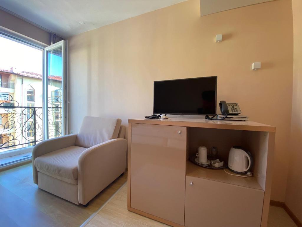 TV a/nebo společenská místnost v ubytování MESSEMBRIA B504 Studio Sunny Beach