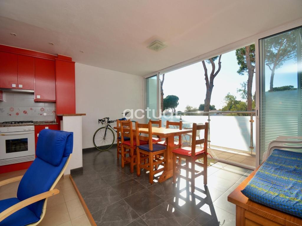 ein Esszimmer mit einem Tisch und Stühlen sowie eine Küche in der Unterkunft Politur K-19 in Platja  d'Aro