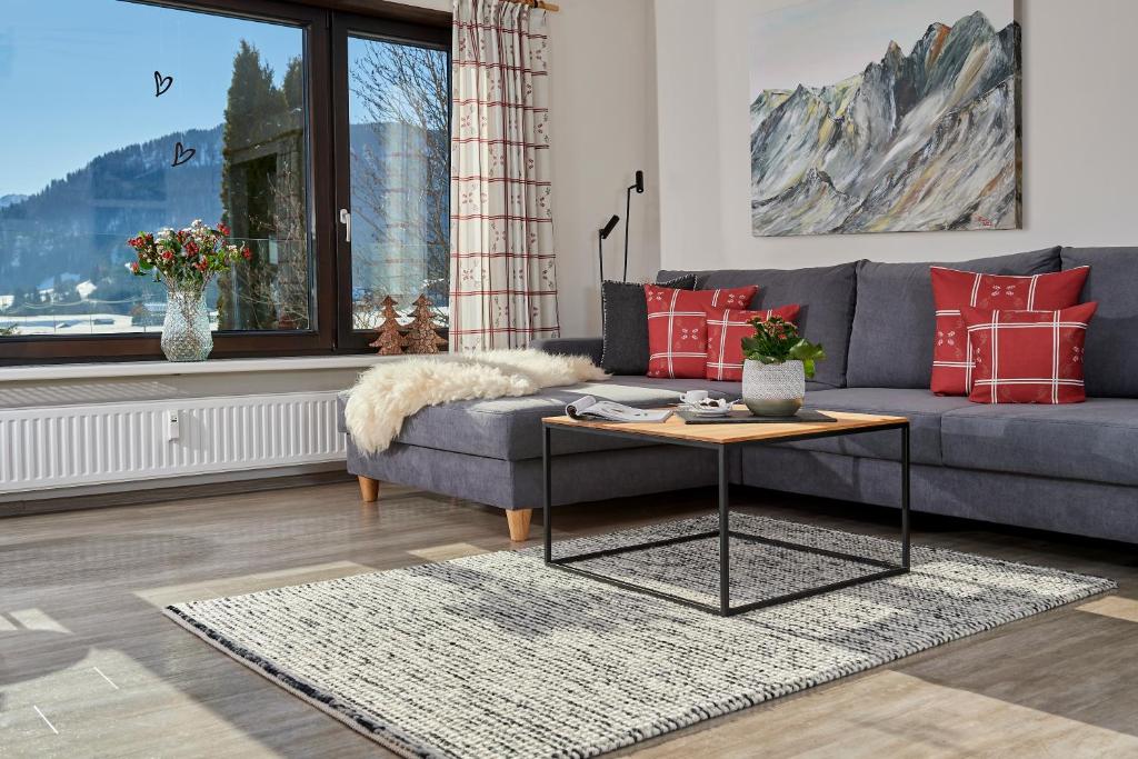 a living room with a couch and a table at Üszid in Bolsterlang
