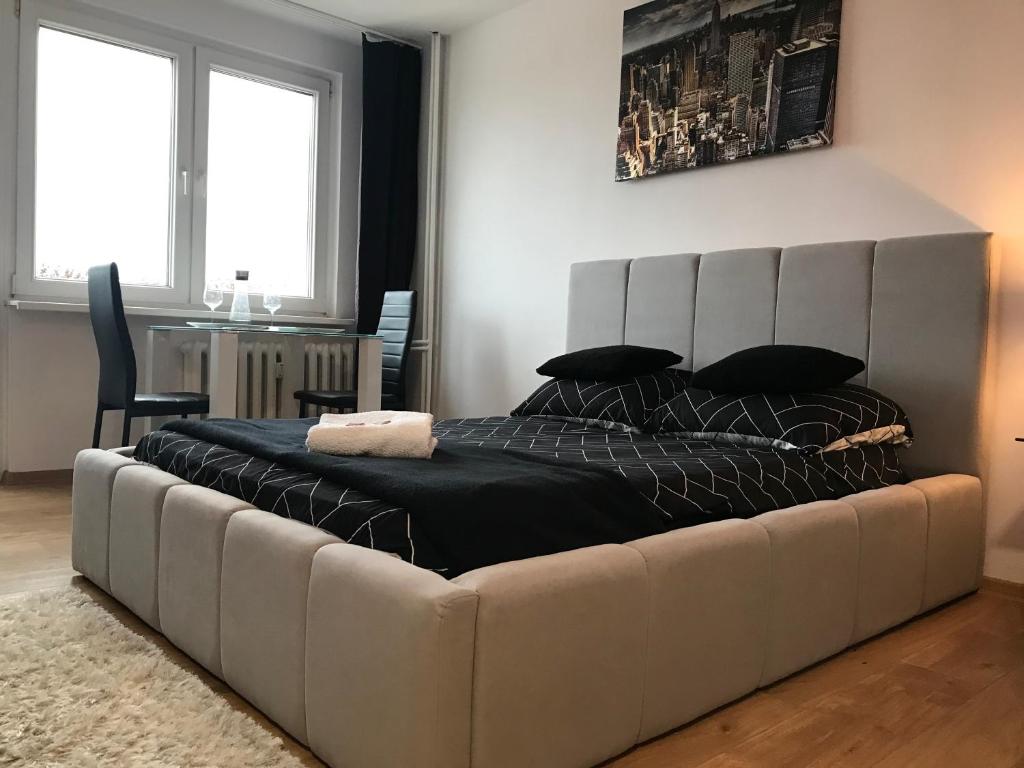 ein großes Bett in einem Zimmer mit Sofa in der Unterkunft Best View Apartment in Toruń