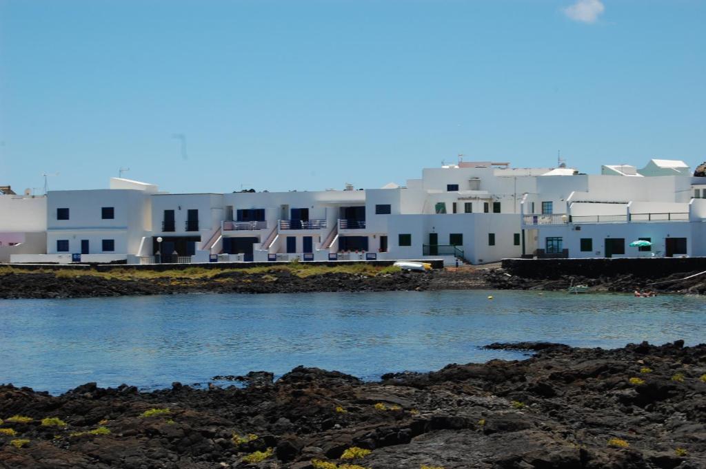 a row of white houses and a river at Tranquilo y Acogedor Apartamento in Órzola