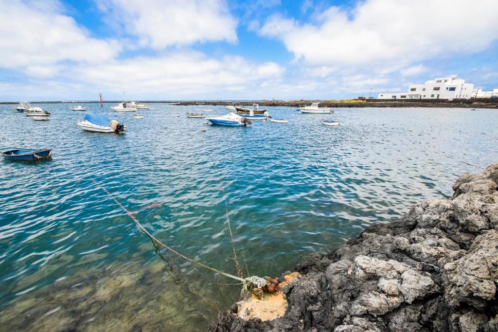 a group of boats in a large body of water at Tranquilo y Acogedor Apartamento in Órzola