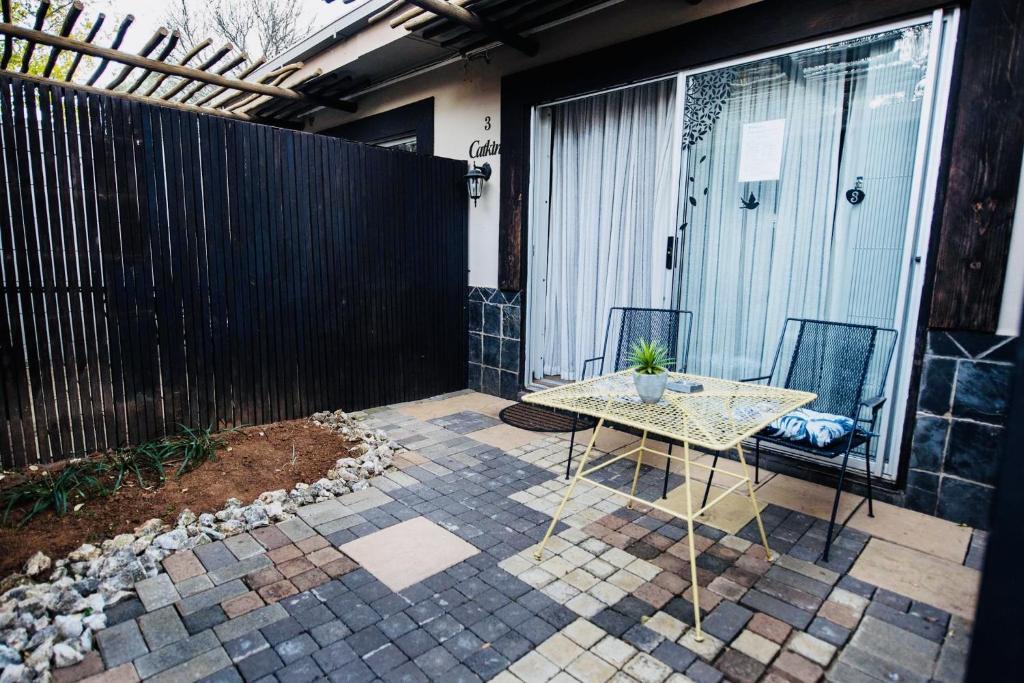 Patio nebo venkovní prostory v ubytování Cottonwood Guesthouse Oasis