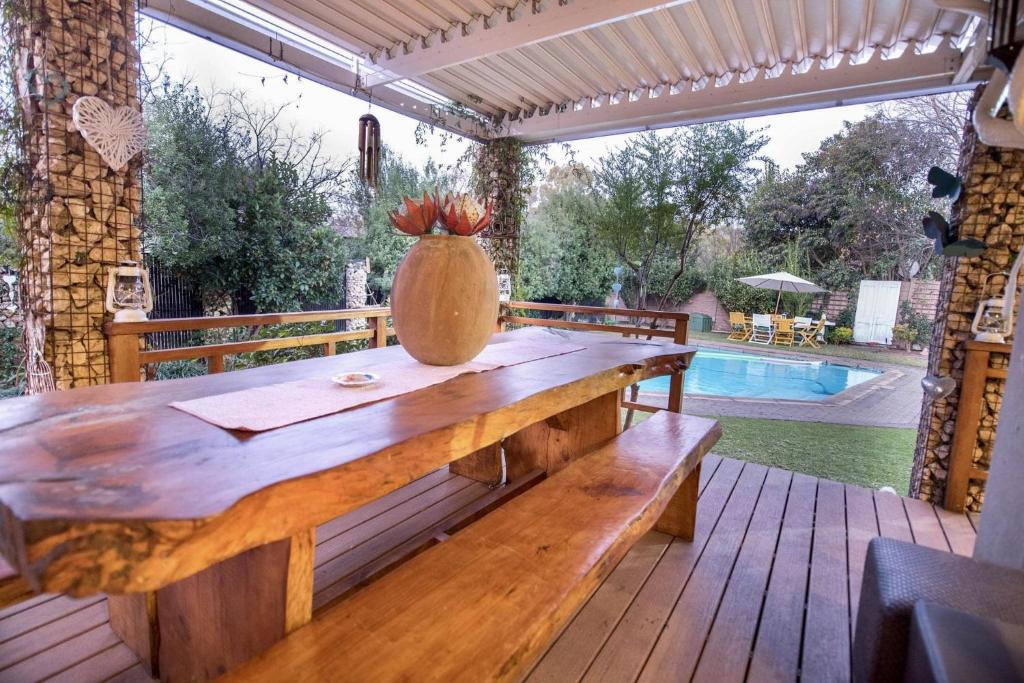Bazén v ubytování Cottonwood Guesthouse Oasis nebo v jeho okolí